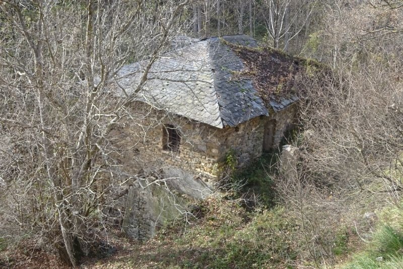 un antic edifici de pedra amb un techo de teja