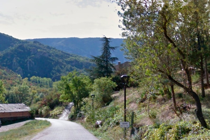 une route de campagne avec un panneau indiquant que c'est un chemin privé