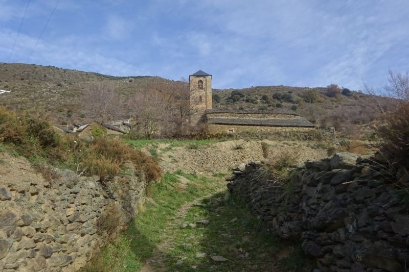 un edifici de pedra a la ladera d' una montagna