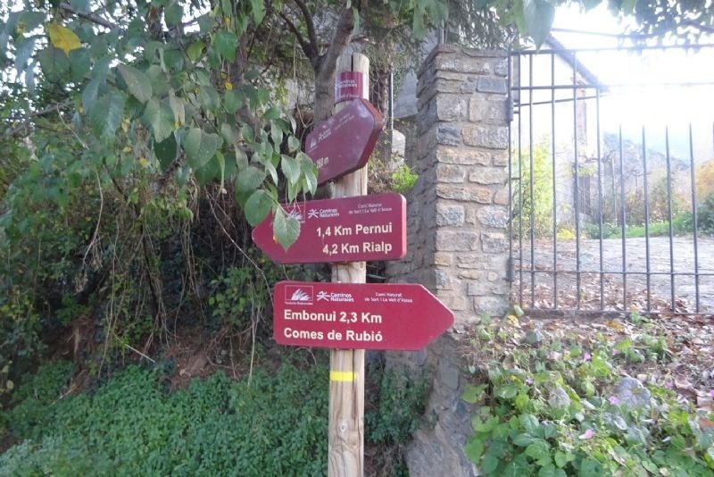 un cartell vermell apunta a amboniu i comes de rubió