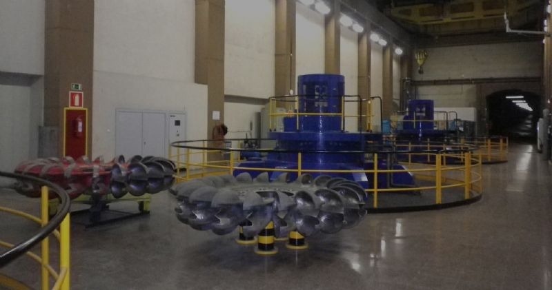 une machine bleue est assise à l' intérieur d' un bâtiment