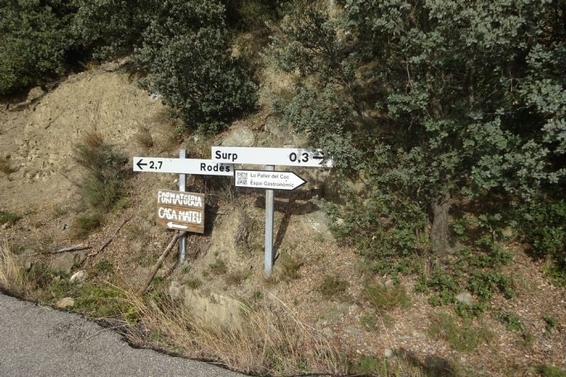 un cartell a l' esquerra i un cartell a l' esquerra a la ruta rodes