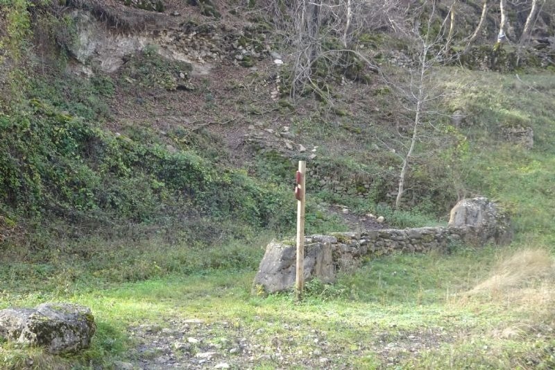 un post a l' aire lliure a la ladera d' una roca