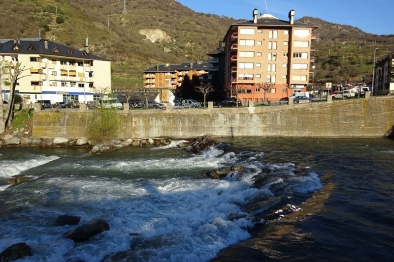 un edifici a l' altra banda d' un riu