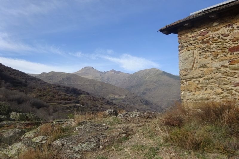 un edifici de pedra a la ladera d' una montagna