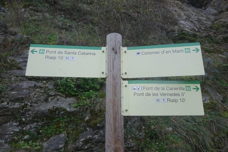 un cartell que indica el pont de santa caterina i colomer d' en martí