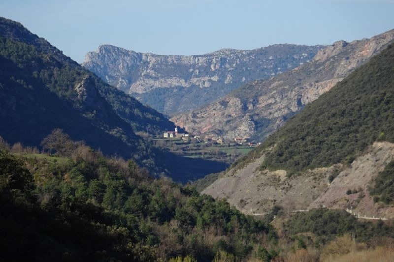 un pequeño pueblo en la ladera de una montaña