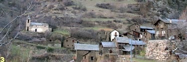 un petit village avec une église au sommet d' une colline .