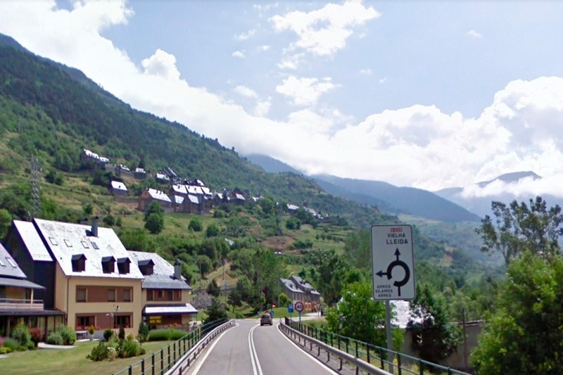 a road with a sign that says lleida on it