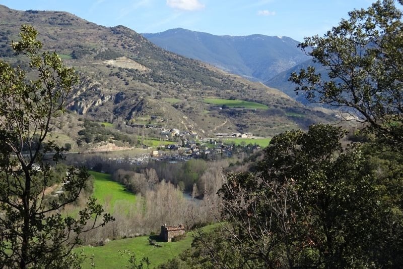 un riu que s'envolta en un paisatge de montagnes