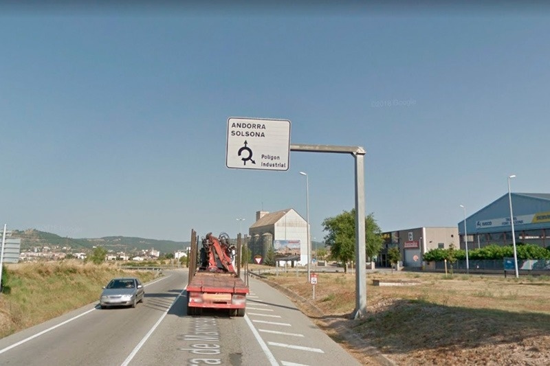un cartel que dice andorra solsona sobre una carretera