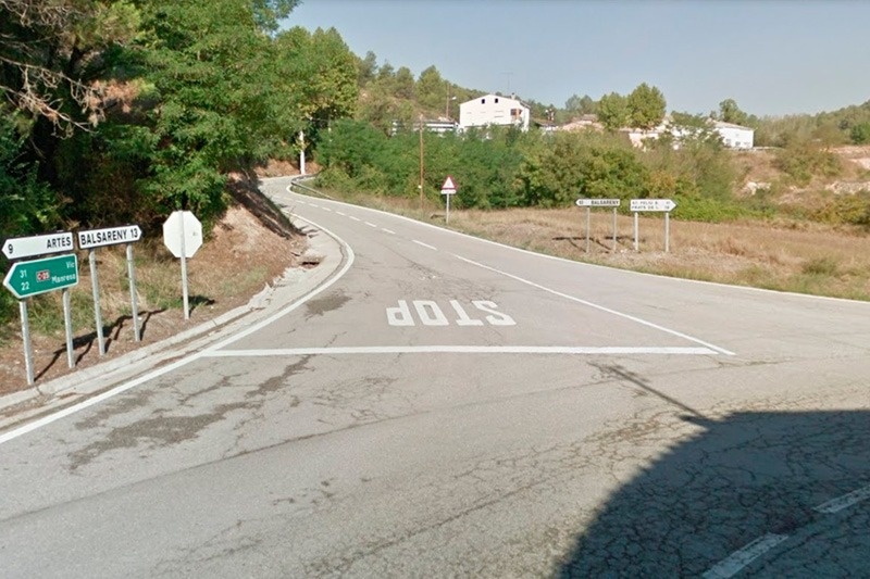 una carretera con una señal de parada en el medio