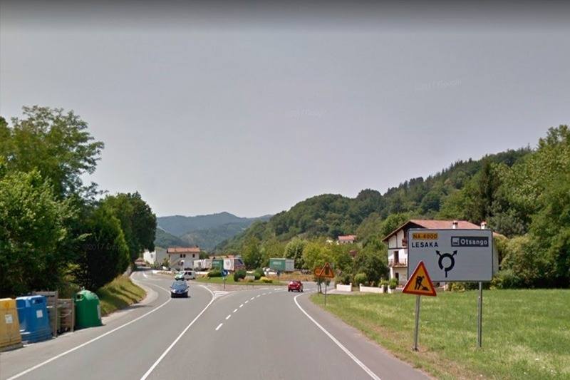 una señal de tráfico en la carretera que dice lesaka