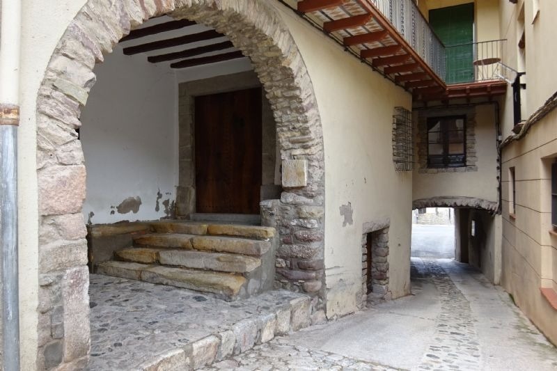 un edificio con un arco de piedra y escaleras