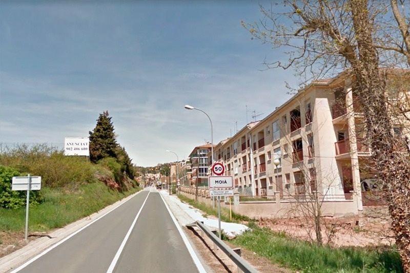 a road with a sign that says moia on it