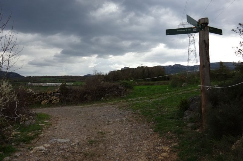 a wooden post with a sign on it that says parque de la sierra