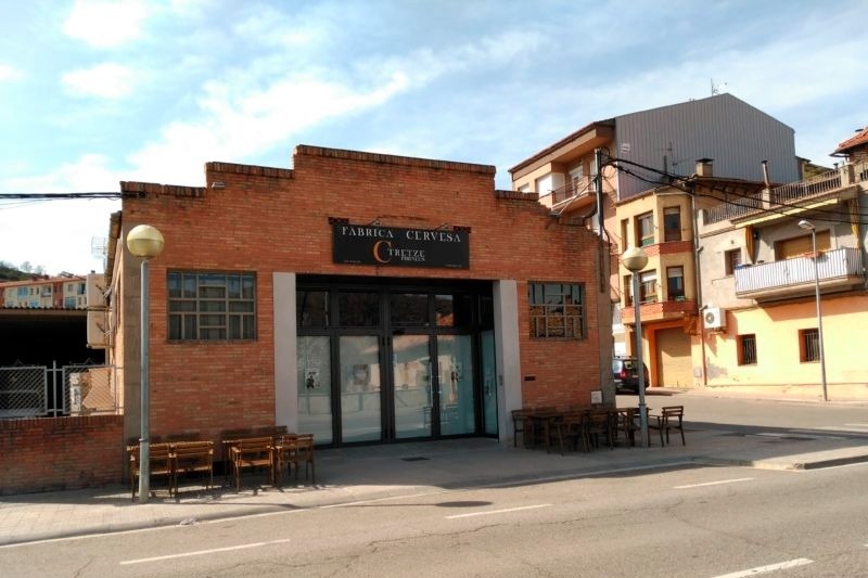 un bâtiment en briques avec un panneau indiquant fabrica cervesa