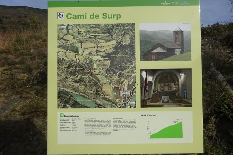 un cartell de camí de surp a la ladera d' una montagna