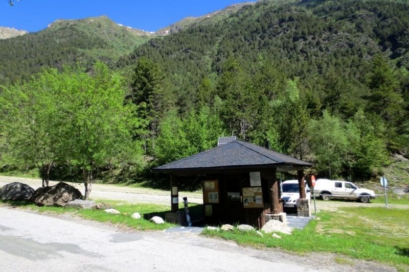 un pequeño edificio de madera en medio de un bosque