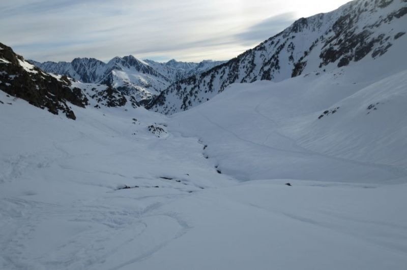 una vall coberta de neige avec des montagnes en arrière-plan