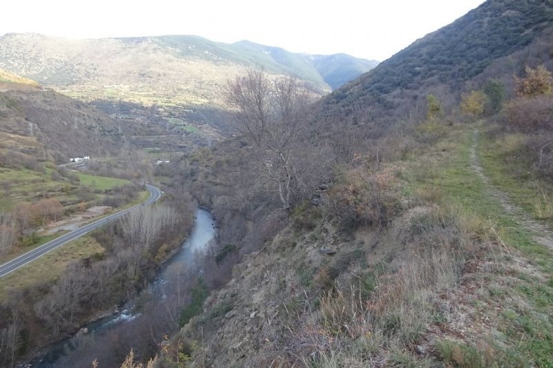 un riu flueix a través d' un paisatge de montagnes
