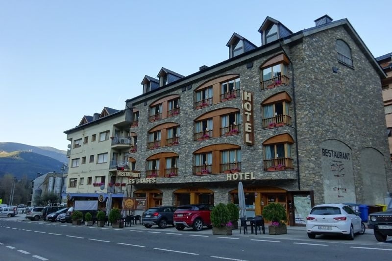 un edificio de piedra con la palabra hotel encima