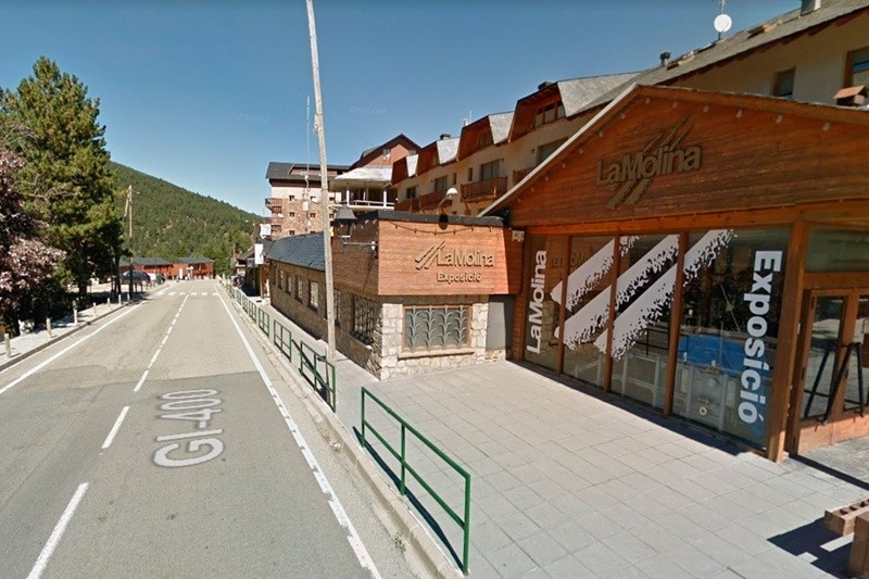 a building with the word la molina on it