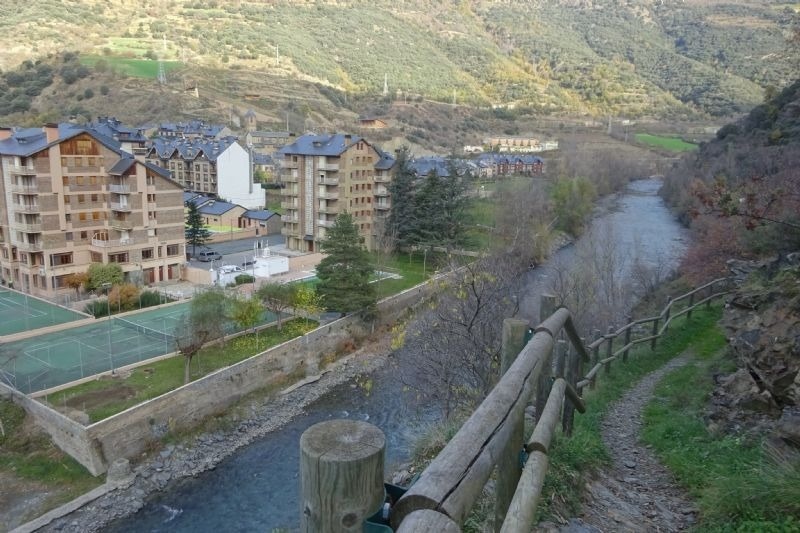 un riu que s'està envoltat d' edificis i arbres