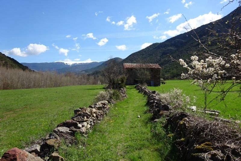 un edifici a la ladera d' una montagna