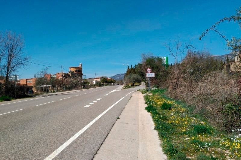 une route avec un panneau indiquant que la vitesse limite est de 50 km/h