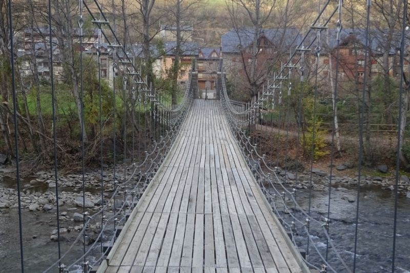 un pont de corda de fusta a través d' un riu