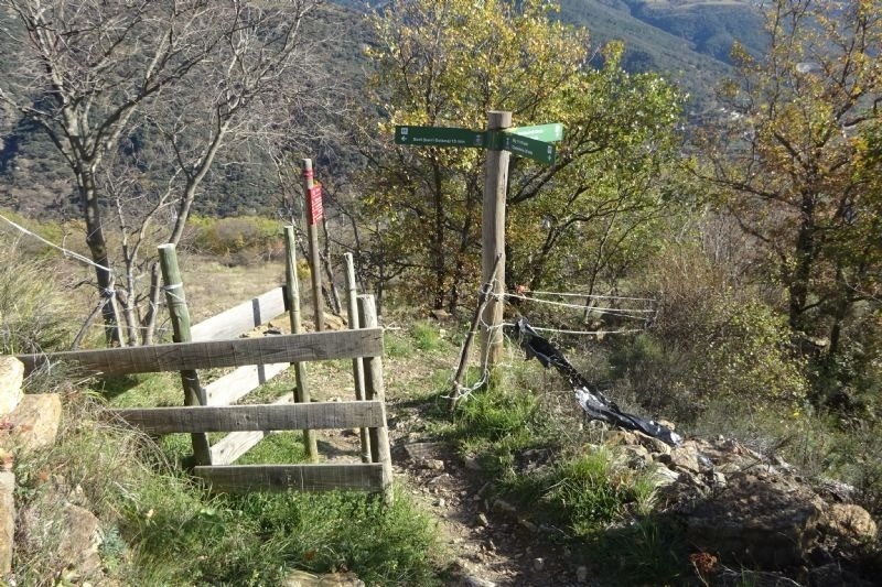 un cartell a la ladera de la montagna indica el camí
