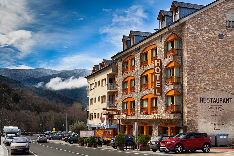 un edificio de piedra con la palabra hotel encima
