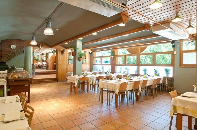 un restaurant amb moltes taules i cadires
