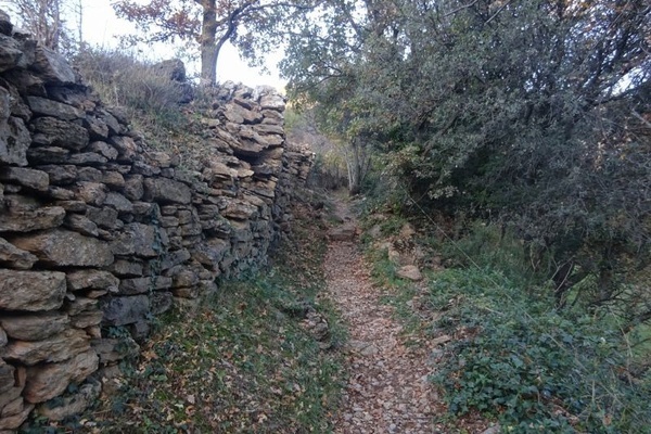un camí a través d' un bonic recinte de roca