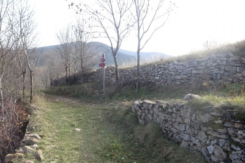 un carrer de roca amb un cartell vermell que diu " no entrar "