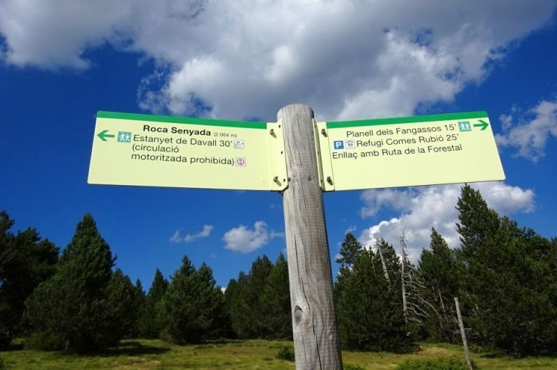 roca senyada i planell dels fangassols són les dues direccions que s'indiquen en aquest cartell