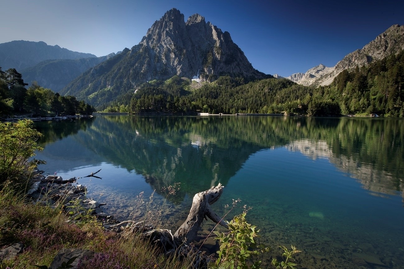 un llac amb una montagna al fons