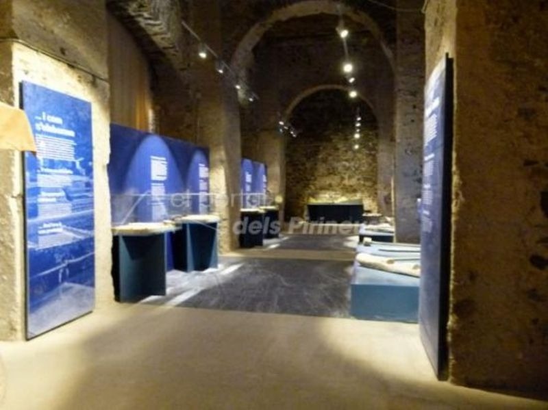 una habitación con muchas pantallas azules y un cartel que dice i 'm dels pirineus