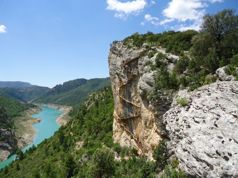 un grup de persones escala una roca a l' aire lliure