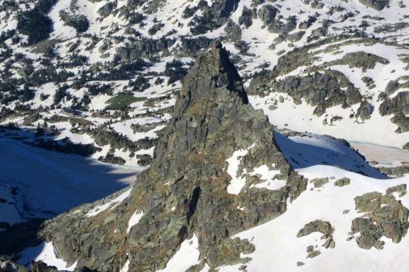 una vista aérea de una montaña cubierta de nieve y rocas