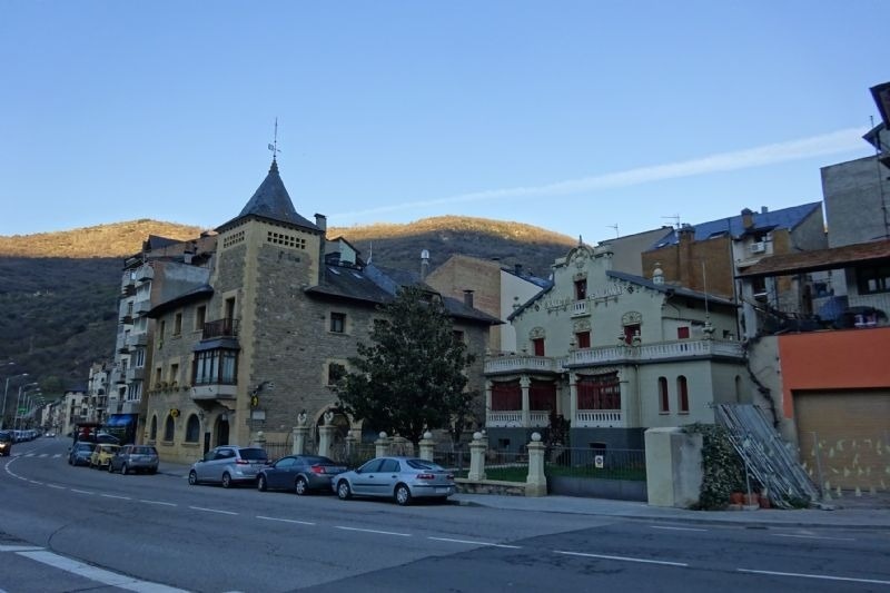 un edificio con una torre en la parte superior está al lado de una carretera