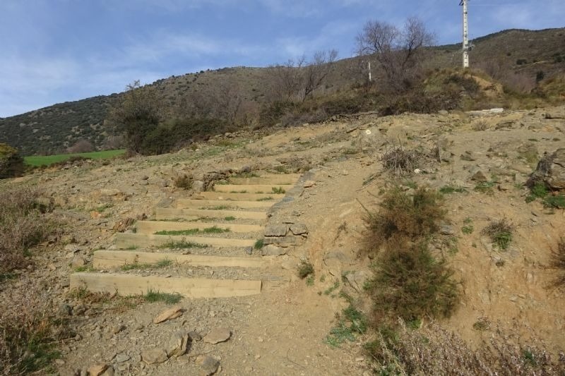 escales que s'enfoncen a la ladera de la montagna