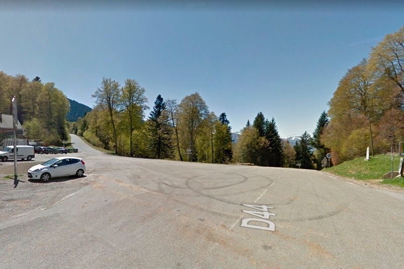 une voiture blanche est garée à l' intersection d44