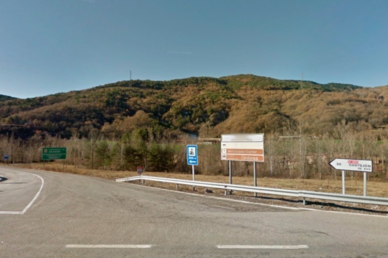una carretera a l' avinguda de sant feliu