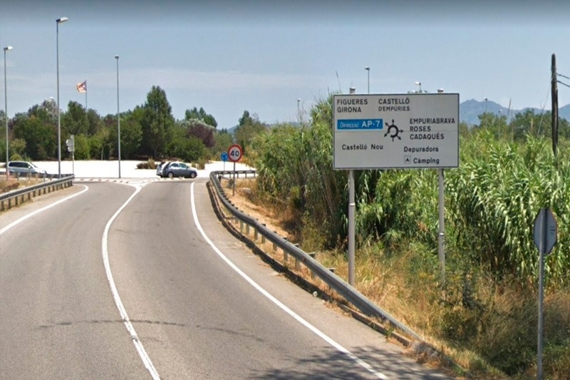 a road with a sign that says figueres on it