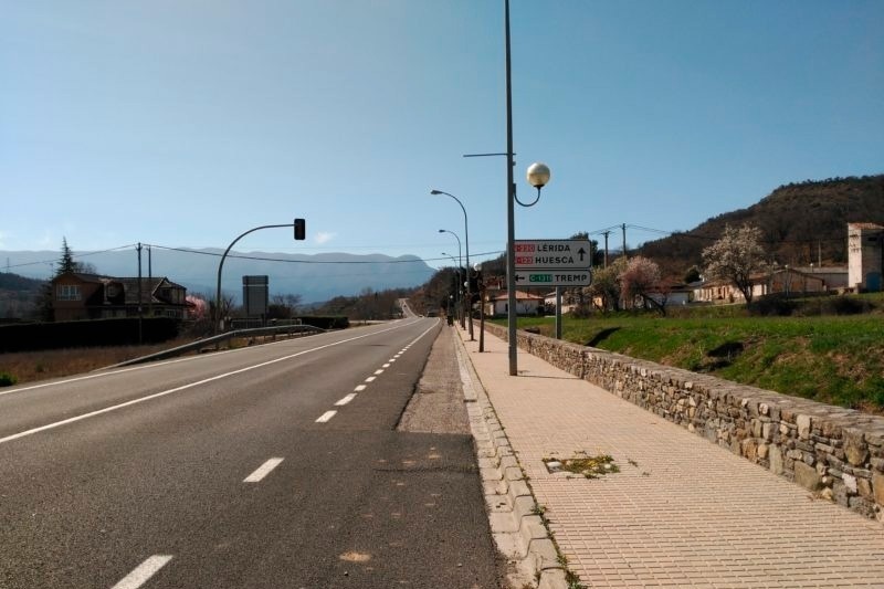 un panneau sur le côté d' une route indique que le chemin est à l' esquera