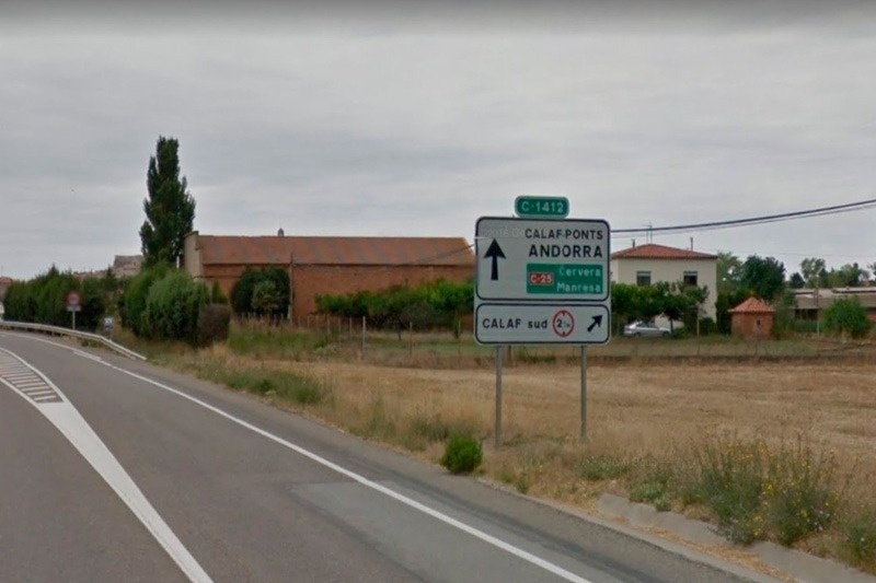 a road sign that says calaf ponts andorra on it