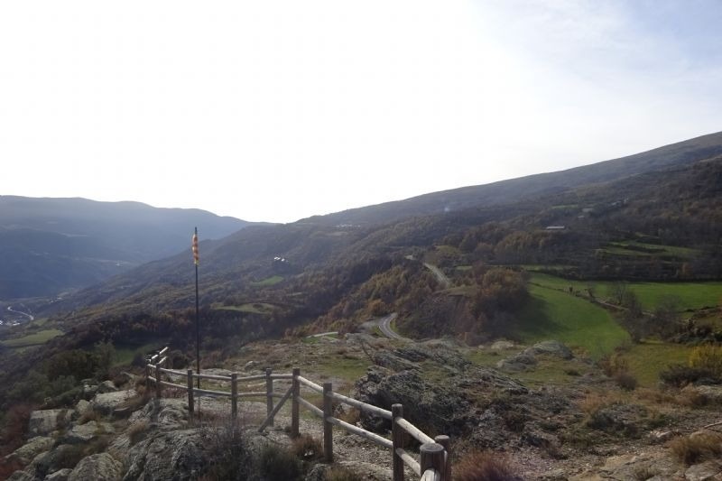 una bandera blanca i amarilla a la cima d' una colina