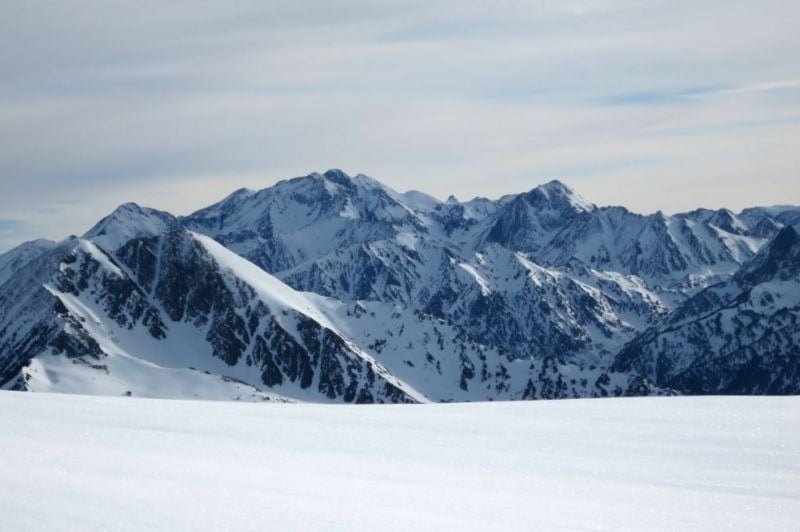 una vista d' un paisatge de montagnes cobertes de neige